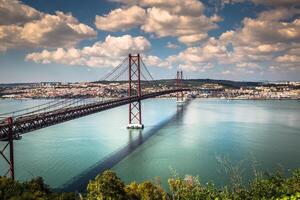 el 25 Delaware abril puente es un puente conectando el ciudad de Lisboa a el municipio de almada en el izquierda banco de el tejo río, Lisboa foto