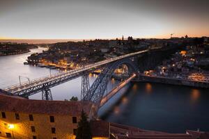 noche ver de el histórico ciudad de Oporto, Portugal con el dom luiz puente foto