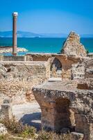 antiguo restos a cartago, Túnez con el Mediterráneo mar en el antecedentes foto