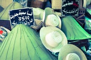hermosa vívido oriental mercado con cestas lleno de varios especias foto