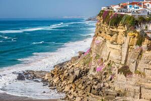 azenhas hacer mar blanco pueblo punto de referencia en el acantilado y atlántico océano, sintra, Lisboa, Portugal, Europa. foto