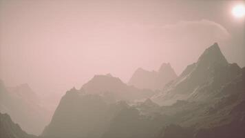 en majestätisk berg räckvidd höljd i dimma video