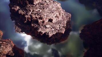 une majestueux Roche en hausse de le calme des eaux de une Lac video