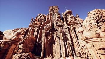 une imposant bâtiment orné avec complexe statues sur ses des murs video