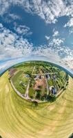 Vertikale Video mit winzig Planet im Himmel mit Wolken mit Blick auf alt Stadt, städtisch Entwicklung. Transformation von kugelförmig 360 Panorama im abstrakt Antenne Sicht.