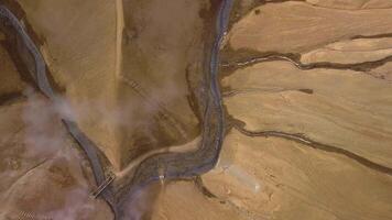 antenne visie van vulkanisch landschap. heet voorjaar in kerlingarfjoll geotermisch Oppervlakte, IJsland. video