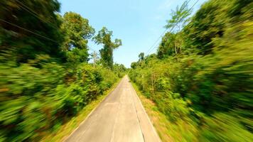 velozes fpv zangão voar sobre tropical estrada video