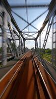 fpv snel vlucht over- de spoorweg brug in zomer video