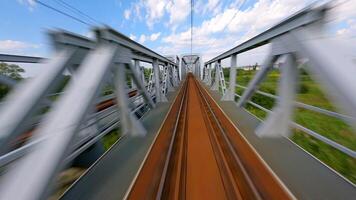 fpv snel vlucht over- de spoorweg brug in zomer video