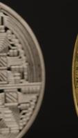 gouden en zilver bitcoin roterend achtergrond video