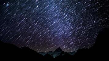 hora lapso de estrella caminos en el noche cielo. video