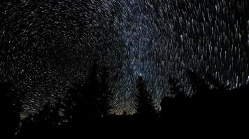 hora lapso de estrella caminos en el noche cielo. video