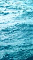 lindo ondas em azul abstrato água superfície video