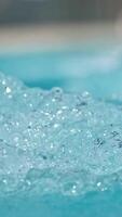 bellissimo onde su blu astratto acqua superficie video