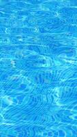 bellissimo onde su blu astratto acqua superficie video
