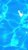 mooi golven Aan blauw abstract water oppervlakte video