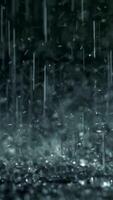 lent mouvement coup de pluie chute dans une flaque. video