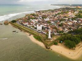 aéreo ver de Galle faro y Galle fuerte paredes en el bahía de Galle en el Sur oeste costa de sri lanka. foto