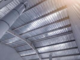 industrial instalacion de cansada aire ventilación para interior cerrado habitación con edificio construcción techo. foto