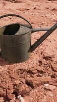 canette de boisson dans le désert de sable et de rochers video