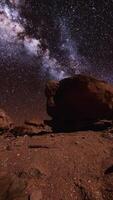 rocas rojas y cielo nocturno de la vía láctea en moab, utah video