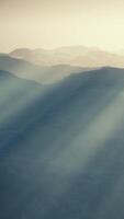 svart stenig bergssiluett i djup dimma video