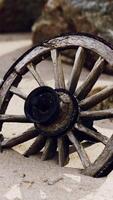 roue de chariot de vieille tradition sur le sable video