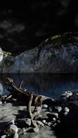 fjord met donkere onweerswolken video