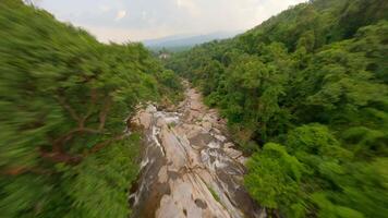 dinámica fpv vuelo terminado tropical cascada en chiang Mai, Tailandia video