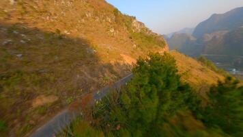 fpv voar sobre montanha estrada em a ha giang ciclo às pôr do sol norte Vietnã video