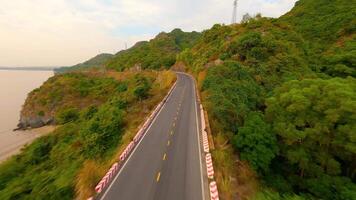 fpv voar sobre cênico penhasco estrada em gato BA ilha Vietnã video