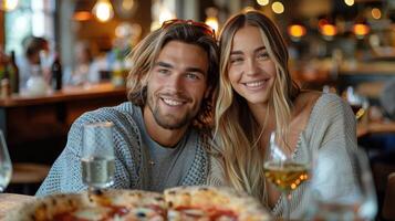 ai generado hombre y mujer comiendo Pizza a un mesa foto