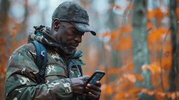 ai generado hombre en camuflaje chaqueta mirando a célula teléfono foto