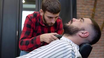 Men's barbershop. Beauty services of the highest quality. Beard trimming video