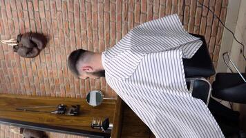 Alto qualidade cabeleireiro Serviços para homens dentro a barbearia. vertical vídeo video