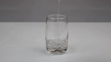 water in een glas gieten video