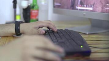 hombre jugando vídeo juegos con ordenador personal video