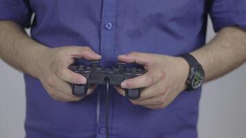 Mann spielen Video Spiele mit Gamepad Joystick