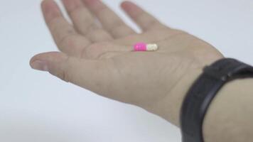 Holding medisch pillen in hand- video