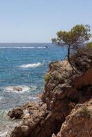 pintoresco acantilado con vista a de españa azur mares foto