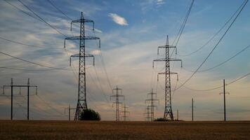 tijd vervallen van hoog Spanning macht lijn en elektriciteit pylonen. mooi wolken Actie in de lucht. 4k video