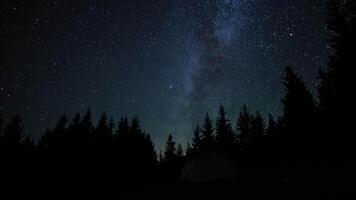 timelapse van in beweging sterren en de melkachtig manier in nacht lucht. 4k video