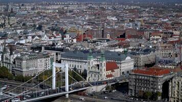 Timelapse av trafik på Elizabeth bro och Donau flod i budapest video