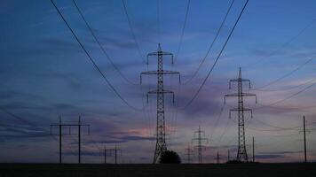 tijd vervallen van hoog Spanning macht lijn en elektriciteit pylonen. mooi wolken Actie in de lucht. 4k video