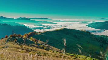 hora lapso de nubes moverse en cárpato montañas. 4k video