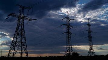 tempo periodo di alto voltaggio energia linea e elettricità piloni. bellissimo nuvole mossa nel il cielo. 4k video