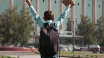 conectados Educação, costas para escola, feliz colegial, aprender aulas. feliz estudante regozija-se este ele é costas para escola video