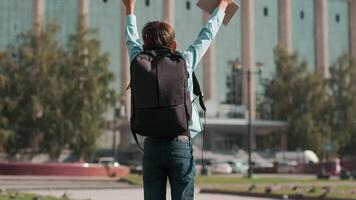 en línea educación, espalda a escuela, contento colegial, aprender lecciones el colegial es contento ese él tiene regresó a escuela, saltos y levanta su manos arriba video