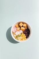 tofu ensalada con maíz y rábano en cuenco en azul antecedentes foto