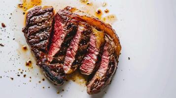 ai generado parte superior abajo Disparo de un perfectamente chamuscado chuletón filete en un limpiar blanco antecedentes foto